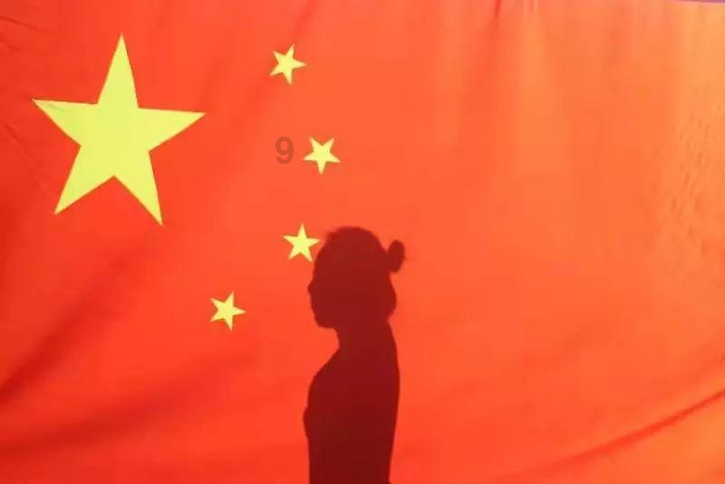文明一分钟|寒冬里的温暖!数十人合力送临产孕妇就医