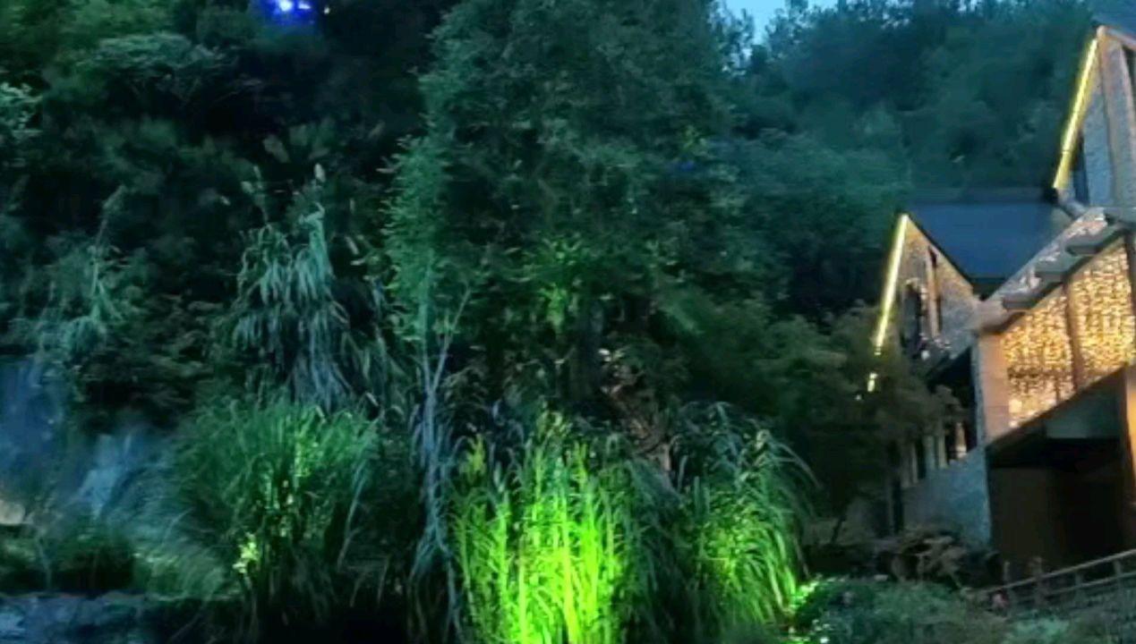 14岁王诗龄杂志大片曝光,李湘王岳伦合体护航,去英国后更洋气